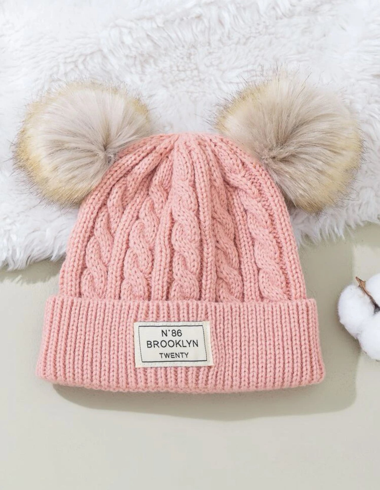 Gorro rosa con pompón