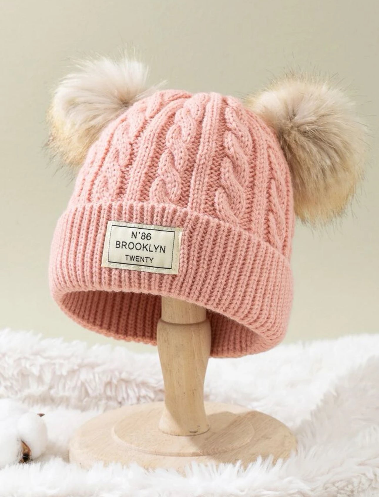 Gorro rosa con pompón