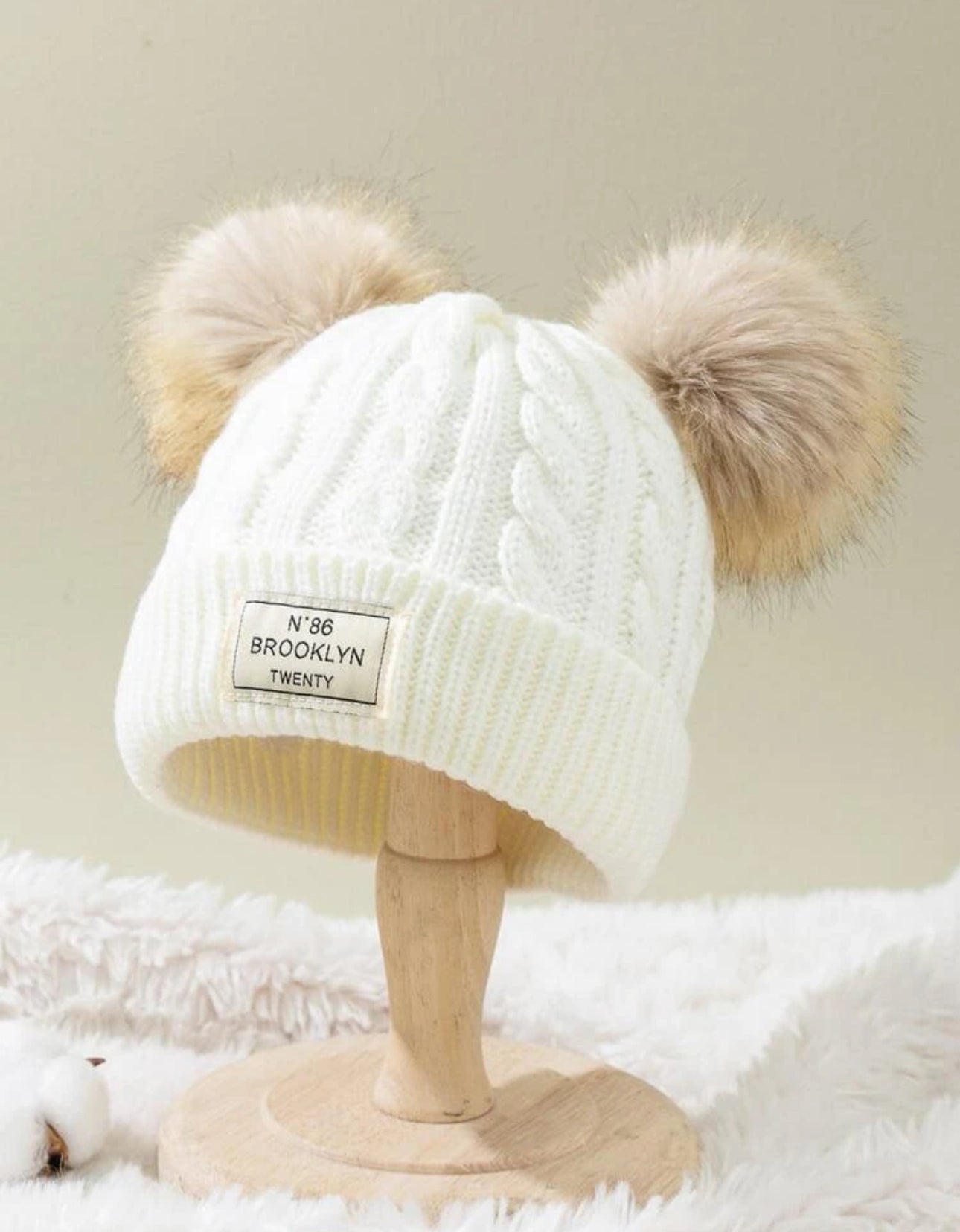 Gorro blanco con pompón