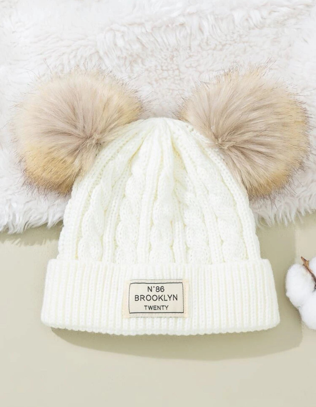 Gorro blanco con pompón