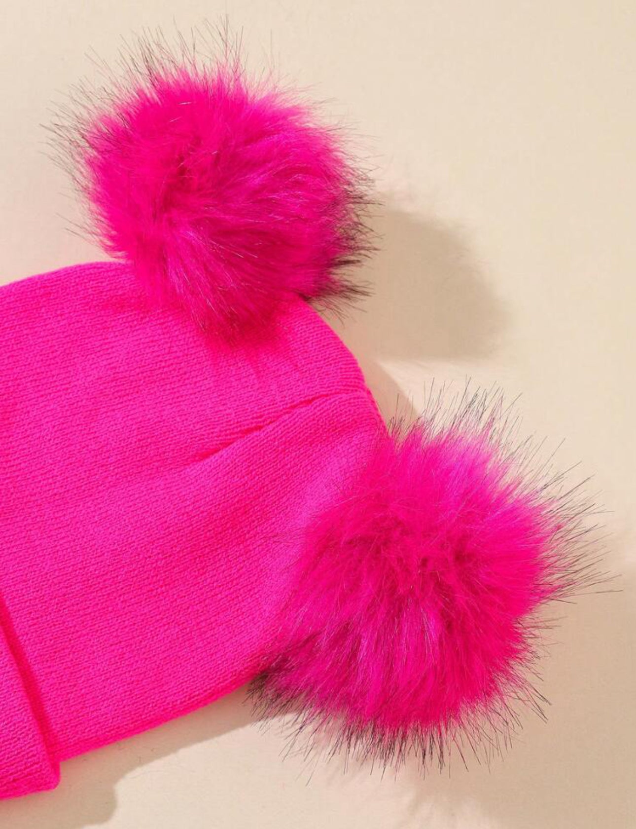 Gorro rosa fucsia con pompón